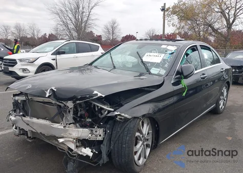 2018 Mercedes-Benz C 300 4Matic z USA, uszkodzony, nr VIN 55SWF4KB8JU257360